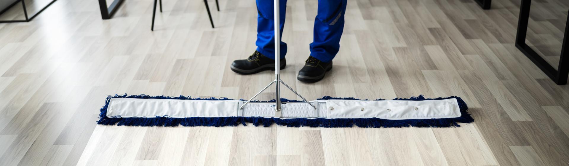 sprzątanie podłogi